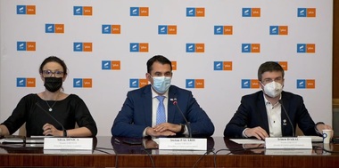 Mai mulţi parlamentari USR PLUS îi cer preşedintelui Iohannis solicitarea unei sesiuni extraordinare pentru aprobarea finală a legii privind depolitizarea directorilor de şcoli 