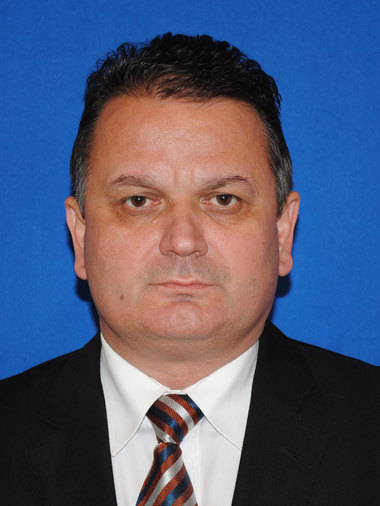 Moment hilar la conferinţa de alegeri a PNL Vrancea: Răguşit, senatorul Virgil Guran a afirmat că va merge, la final, pentru tratament la un coleg senator, medic de profesie. Amfitrionul conferinţei l-a lămurit că medicul e ginecolog 
