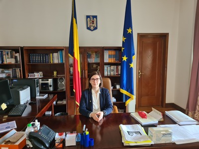 Monica Berescu, deputat USR PLUS, mesaj către cei care se împotrivesc alăptatului în public: V-ar plăcea să luaţi masa acoperiţi cu o pătură sau alt obiect vestimentar?