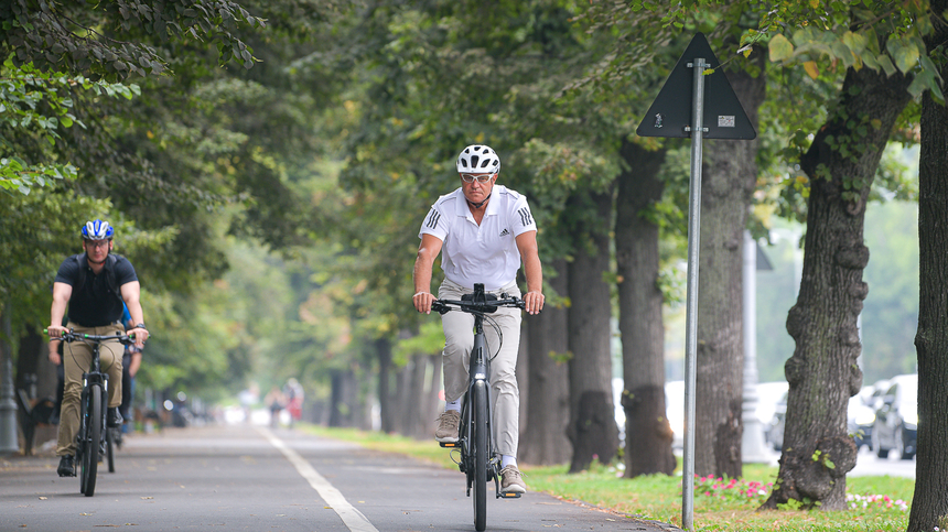 UPDATE Preşedintele României a ajuns cu bicicleta la Palatul Cotroceni / Klaus Iohannis: E important să facem mişcare. E sănătos şi reducem poluarea  - FOTO, VIDEO