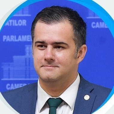 Primarul din Bacău propune Consiliului Local introducerea de obligaţiuni municipale pentru a refinanţa datoriile oraşului, fără să se îndatoreze la bănci / Orice persoană va putea investi, dobânzilefiind de trei ori mai mari decât cele bancare

