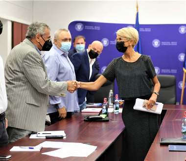 Raluca Turcan, după o discuţie cu sindicatele şi patronatele pe tema salariului minim: Trebuie să crească / Preocuparea este ca nivelul de salarizare să fie decent, dar orice majorare să fie susţinută de economie  