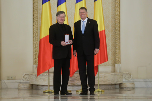 Iohannis: Astăzi este o zi tristă pentru ţara noastră. Ne despărţim de doi dintre cei mai iubiţi români. Ivan Patzaichin şi Ion Caramitru au luminat arenele sportive şi scenele pe care au urcat
