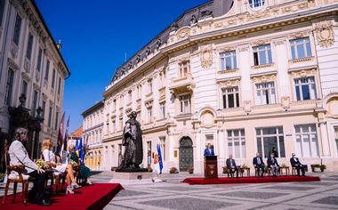 Iohannis, la dezvelirea statuii baronului Samuel von Brukenthal din Piaţa Mare din Sibiu: Un omagiu adus preţioasei sale moşteniri, o confirmare a convingerii sale că la temelia bunei guvernanţe stau educaţia şi cultura
