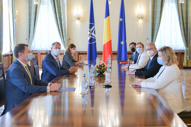 Iohannis a discutat cu reprezentanţii OMV despre creşterea preţului gazelor şi energiei electrice / Provocările şi oportunităţile tranziţiei energetice, proiectul offshore Neptun Deep şi protejarea consumatorilor şi a economiei, abordate 