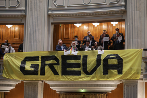Parlamentarii AUR intră în grevă şi cer ca moţiunea de cenzură să ajungă la vot / George Simion: Este singura soluţie împotriva nesimţirii celor care s-au găsit stăpâni peste Constituţie şi peste firava democraţie din România - FOTO