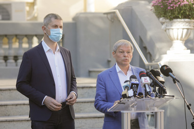 Dezbateri pe marginea statutului USR PLUS – S-a votat ca denumirea partidului să fie USR / Delegaţii decid dacă va exista funcţia de prim-vicepreşedinte, pe care se discută să o preia Dan Barna  