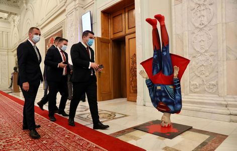 Machetă cu Superman prăbuşindu-se, adusă de PSD la intrarea în sala de plen a Parlamentului - FOTO, VIDEO
