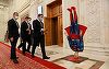 Machetă cu Superman prăbuşindu-se, adusă de PSD la intrarea în sala de plen a Parlamentului - FOTO, VIDEO