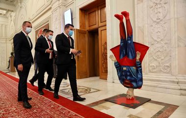 Machetă cu Superman prăbuşindu-se, adusă de PSD la intrarea în sala de plen a Parlamentului - FOTO, VIDEO