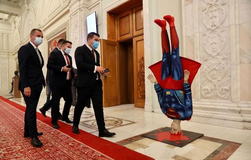 Machetă cu Superman prăbuşindu-se, adusă de PSD la intrarea în sala de plen a Parlamentului - FOTO, VIDEO