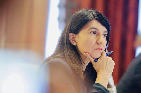 Violeta Alexandru cere consultarea internă a tuturor membrilor PNL, pe mandatul cu care PNL va merge la consultări: ”Doriţi în actuala formula guvernamentală a coaliţiei de dreapta VS. doriţi să colaborăm cu PSD?”