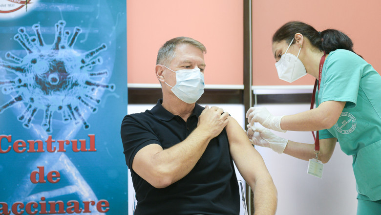 Preşedintele Klaus Iohannis şi-a făcut doza trei a vaccinului anti-COVID-19. Ce spune despre vaccinarea obligatorie a medicilor şi profesorilor