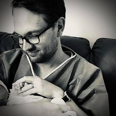 Primarul municipiului Timişoara, Dominic Fritz, a devenit tată. Primul său copil este o fetiţă, pe nume Maya Luming Lin