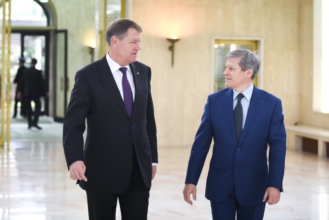 UPDATE - Cioloş, după întâlnirea cu Iohannis: Ne-a confirmat că nu a primit nicio altă  propunere de premier, că pare că partidele fug de această responsabilitate. Propunerea noastră fermă e Dacian Cioloş. A spus că o va analiza - VIDEO