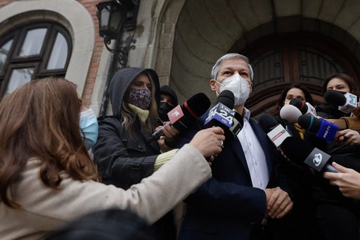 UPDATE - Negocieri USR-PNL-UDMR-minorităţi - Dacian Cioloş, la intrarea în sediul PNL: Le ofer un parteneriat, aşa cum ne dorim, sper, toţi, pentru a forma o majoritate / La ieşire: Nu s-a luat nicio decizie - FOTO