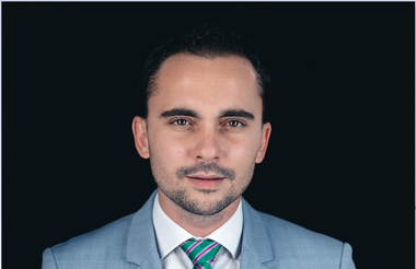 Deputatul Cosmin Şandru anunţă că se suspendă din PNL până la finalizarea anchetei DNA care-l vizează  