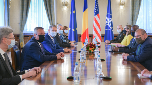Iohannis a transmis, în discuţiile cu secretarul Apărării al SUA, Lloyd J. Austin, că România va continua să fie un partener strategic şi un aliat de încredere/ Oficialul american s-a întâlnit şi cu ministrul român al Apărării