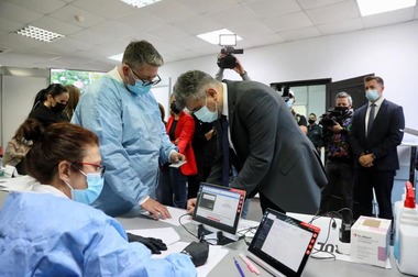 Lideri ai PSD s-au vaccinat cu a treia doză de ser anti-COVID/ Ciolacu: Vă îndemn pe toţi să vă vaccinaţi şi să vă testaţi la cea mai mică suspiciune! Sunt cele mai simple şi la îndemână căi pentru a depăşi această perioadă neagră - FOTO