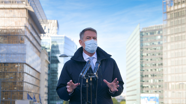 Iohannis: În vestul Europei pandemia a fost domolită prin vaccinare. Noi de ce nu putem aşa ceva? De ce trebuie să dăm ascultare la unii care vorbesc prostii în spaţiul public şi pe Facebook? Soluţia e clară, gratuită, disponibilă, se numeşte vaccin