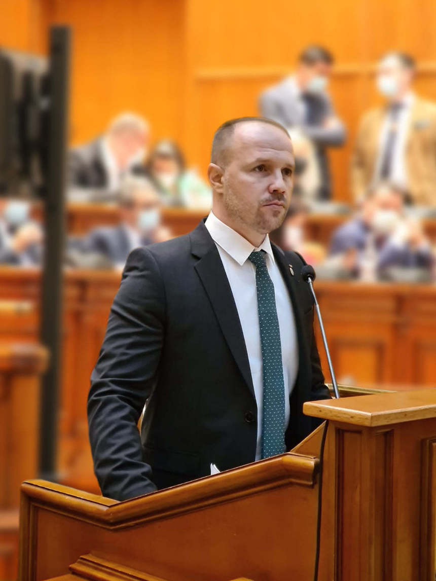 Deputatul Alexandru Kocsis şi senatorul Ovidiu Florean şi-au anunţat demisia din grupul parlamentar PNL. Kocsis: Nu voi mai valida orgoliile unor copii bătrâni, Florin Cîţu şi Klaus Iohannis