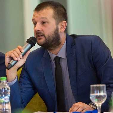 O nouă demisie din grupul PNL. Deputatul Bogdan Bola: Lideri de carton, unii care au îngropat în trecut PNL, alţii abia paraşutaţi în partid, fac azi declaraţii demagogice despre valorile liberale, care numai liberale nu mai sunt