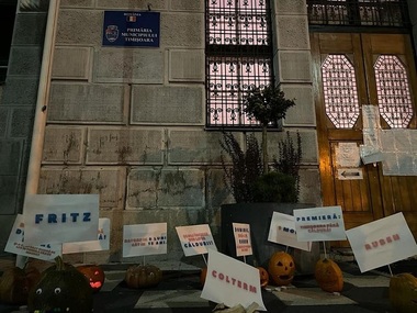 Tinerii liberali din Timişoara au sărbătorit Halloween în faţa ”primăriei groazei” - FOTO
