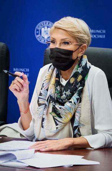 Raluca Turcan anunţă creşterea alocaţiilor cu 20% de la 1 ianuarie şi indexarea pensiilor cu minimum 6%. Mesaj către PSD: Să se mai gândească la votul de miercuri