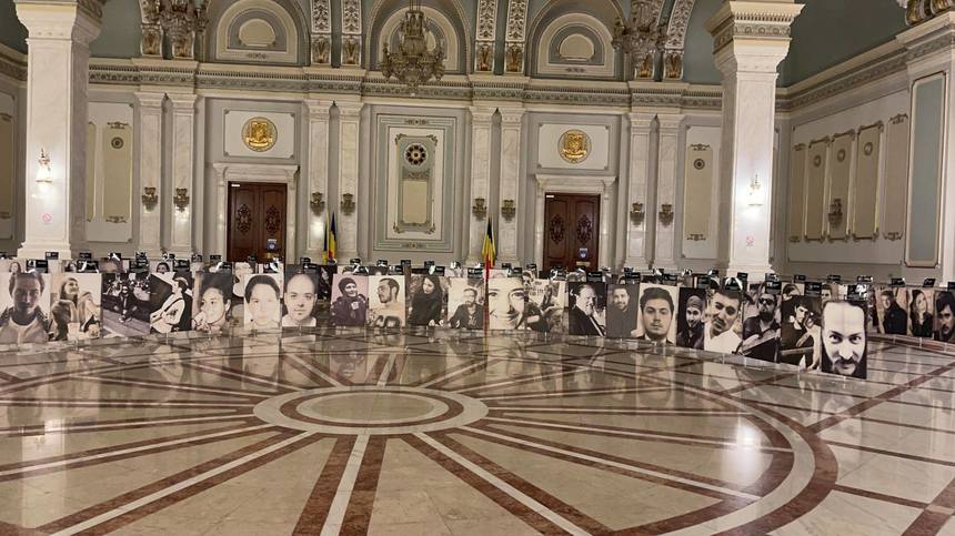 Portretele celor 65 de victime ale incendiului de la Colectiv, expuse în Senat, pentru a arăta că această tragedie nu şi-a găsit dreptatea nici după 6 ani