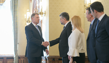 Negocierile politice pentru formarea Guvernului, blocate la majorările de venituri şi la premier. Liderii PNL, UDMR şi PSD vor avea o discuţie cu şeful statului - surse
