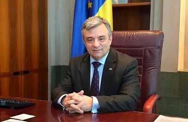 Preşedintele PNL Argeş Adrian Miuţescu, vicepreşedintele filialei, liderul PNL Piteşti şi un comisar din cadrul Comisariatului Judeţean pentru Protecţia Consumatorului Argeş, urmăriţi penal de DNA
