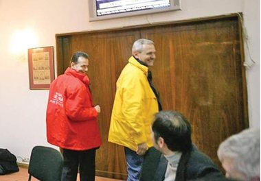 Ludovic Orban, despre fotografia în care apare cu geaca cu însemnele PSD: Este făcută în anul 2009, după turul doi al alegerilor prezidenţiale, în vechiul sediu PNL / Orban afirmă că i s-a cerut să iasă aşa la declaraţii de presă, lucru pe care l-a refuzat 