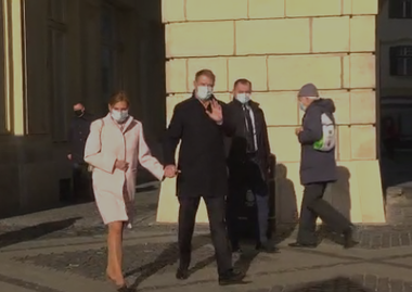 Sibiu: Klaus Iohannis, întâmpinat de protestatari, la intrare în biserică / O femeie i-a strigat: ”Jó napot kívánok, PSD!" - FOTO / VIDEO