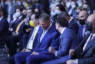 Secţia 2 Poliţie Bucureşti, unui bărbat care a întrebat dacă preşedintele Klaus Iohannis a fost sancţionat că nu a purtat mască la Congresul PNL: Organele de poliţie nu au fost sesizate prin 112 / Fapta trebuie constatată de agent ”prin propriile simţuri” 
