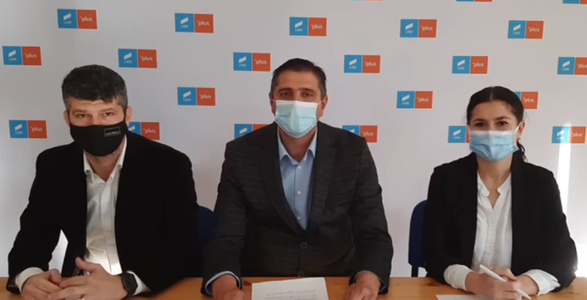 Braşov: Consilierii USR au depus semnături pentru organizarea unui referendum de demitere a primarului liberal din comuna Dumbrăviţa