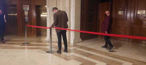 Garduri de delimitare la Parlament, pentru presă, ca să nu se apropie de sala unde au loc negocierile PNL-PSD-UDMR. Cel mai probabil, discuţiile vor continua şi duminică - FOTO, VIDEO
