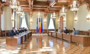 Consultări la Cotroceni - Partidele care urmează să formeze coaliţia de guvernare discută cu preşedintele Klaus Iohannis / Iohannis:  Cred că e bine că am ajuns în faza asta când se conturează formarea unui guvern - VIDEO