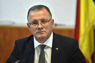 Adrian Oros, mesaj dur către conducerea PNL: Daţi-vă demisia toţi! Toţi Rareşii, Bocii, Ralucii şi Fluturii de partid şi de stat! Luaţi-vă labele de pe Partidul Naţional Liberal!