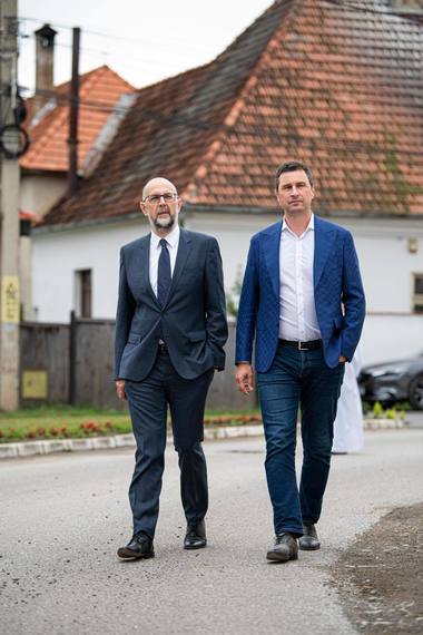 Tanczos Barna a explicat metafora lul Kelemen Hunor cu ”pantalonii daţi jos până la genunchi, aşteptând poştaşul”: Noi avem mai multe anecdote care, dacă le traducem mot-a-mot în română, sună destul de ciudat 