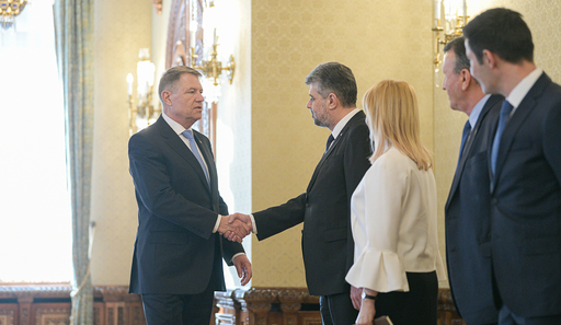 Banner cu mesaj critic la adresa preşedintelui Klaus Iohannis şi a cooptării PSD la guvernare, afişat de câţiva dintre cei care asistă la parada de Ziua Naţională, de la Arcul de Triumf - VIDEO