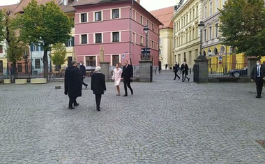 Autorităţile evită să explice clar de ce Klaus şi Carmen Iohannis nu au fost sancţionaţi că nu au purtat mască de protecţie pe stradă la Sibiu / Poliţia se referă la un articol din decizia CJSU care vorbeşte despre ”activităţi în spaţii publice deschise”  