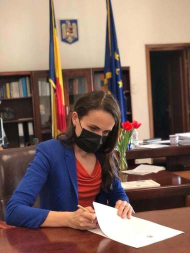Iniţiativă USR: România ar putea acorda în şcoli produse de igienă, gratuit, fetelor vulnerabile, pe modelul Scoţiei şi New Yorkului