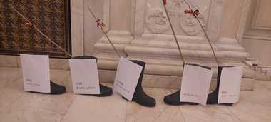 Nuiele pentru Klaus Iohannis, premierul Nicolae Ciucă şi liderii partidelor, duse de AUR în Parlament de Moş Nicolae / Ciolacu: Am luat-o!  - FOTO / VIDEO