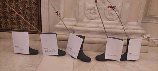 Nuiele pentru Klaus Iohannis, premierul Nicolae Ciucă şi liderii partidelor, duse de AUR în Parlament de Moş Nicolae / Ciolacu: Am luat-o!  - FOTO / VIDEO