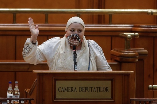 UPDATE - Ciolacu, în Parlament: Nu susţin vaccinarea obligatorie, dar am dreptul la viaţă / Către Şoşoacă: Vă rog, doamna colegă, să purtaţi mască / Dreptul meu la viaţă şi dreptul oricărui român nu se negociază / Diana Şoşoacă şi-a pus botniţă