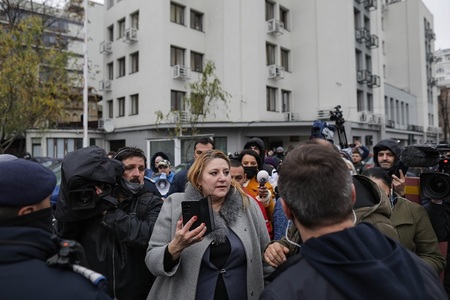 UPDATE - Soţul senatoarei Diana Şoşoacă, audiat la Parchetul de pe lângă Judecătoria Sectorului 1 şi plasat sub control judiciar, pentru ultraj / Aceasta spune că a fost agresată de o echipă de filmare a unei televiziuni italiene - FOTO