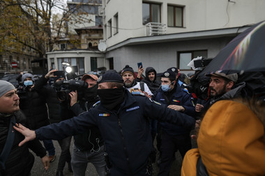 UPDATE - Scandal la Parchetul Judecătoriei Sector 1, unde a fost audiat soţul Dianei Şoşoacă - O persoană a fost lovită de o cameră de luat vederi, dosarul fiind preluat de Poliţia Capitalei / Jandarmii au dat cinci amenzi 