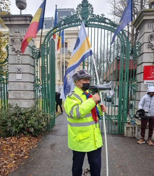 UPDATE Sindicatele din Poliţie protestează la sediile PSD şi PNL, pentru plata drepturilor din Legea salarizării / Ciolacu: Voi solicita ministrului Bode să găsească soluţii - VIDEO