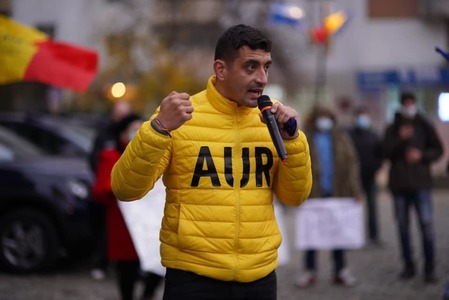 George Simion şi parlamentarii AUR au venit la sediul Guvernului, pentru a vorbi cu premierul despre situaţia aglomeraţiei din vămi: Trebuie să facem ceva cu românii din diaspora care sunt băgaţi în carantină