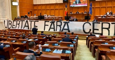 AUR a protestat în Parlament faţă de proiectul privind certificatul verde / Simion: Vrem respingerea propunerii care este în procedură. Nu vrem nici asumarea răspunderii Guvernului - VIDEO